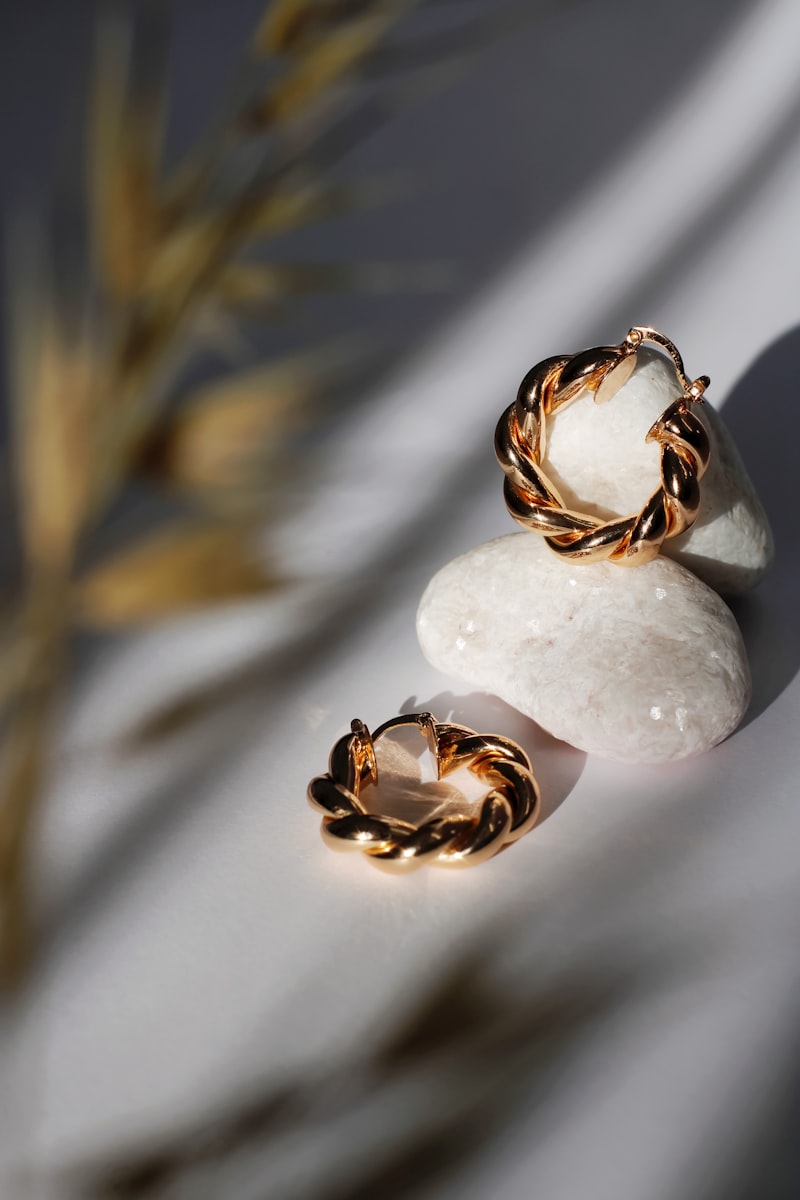 Interior de una joyería moderna en Andorra con expositor de joyas y relojes